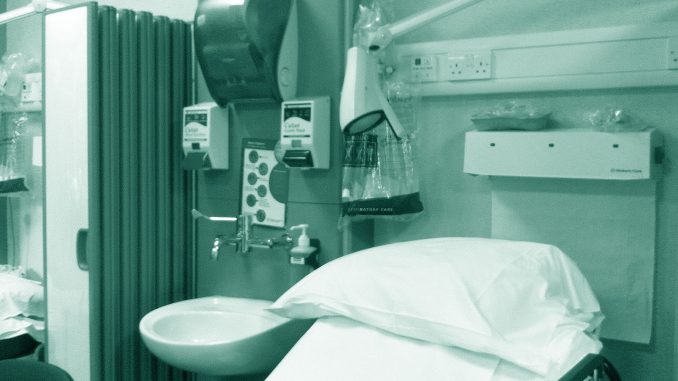 Klinikbett_Waschbecken Eliane Zimmermann Schule für Aromatherapie