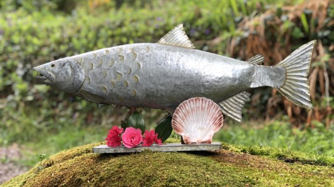 Lachs_Metall_Blüten Eliane Zimmermann Schule für Aromatherapie