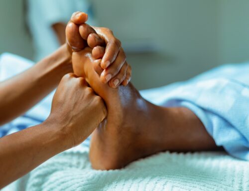 Aromapflege der Füße einer onkologischen Patientin mit Aromacetum